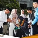 Bupati Bojonegoro Setyo Wahono Bersalaman dengan CJH Saat Pemberangkatan