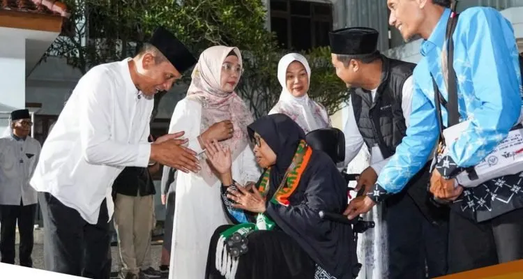 Bupati Bojonegoro Setyo Wahono Bersalaman dengan CJH Saat Pemberangkatan