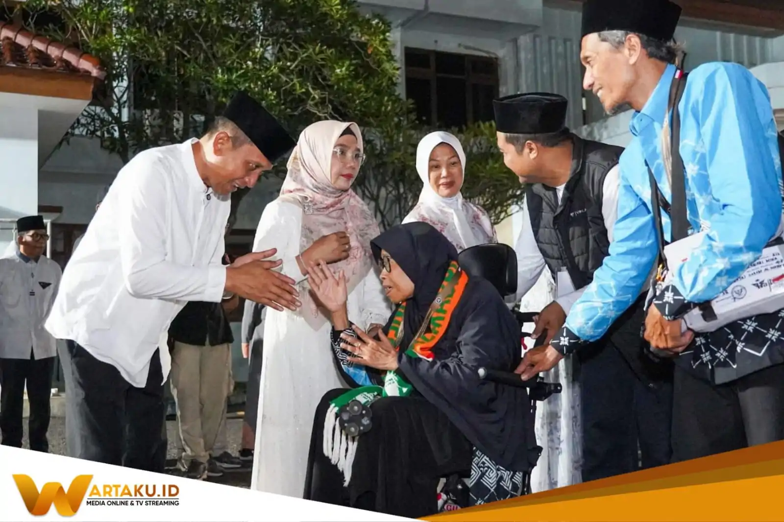 Bupati Bojonegoro Setyo Wahono Bersalaman dengan CJH Saat Pemberangkatan
